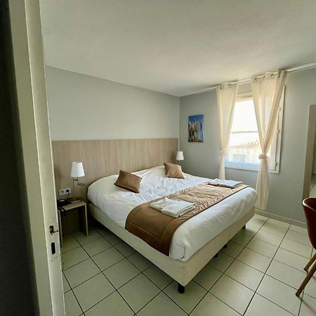 Hotel Les Arcades Сен Мари де ла Мер Екстериор снимка