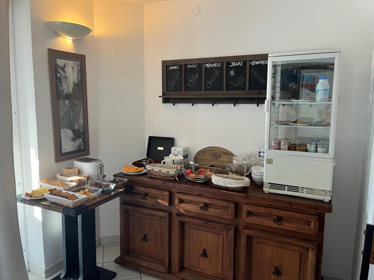 Hotel Les Arcades Сен Мари де ла Мер Екстериор снимка