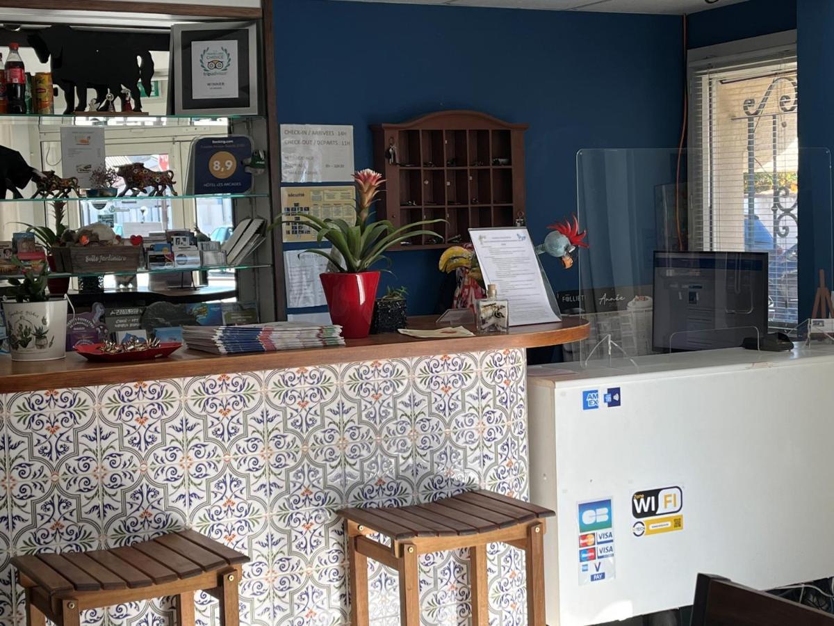 Hotel Les Arcades Сен Мари де ла Мер Екстериор снимка