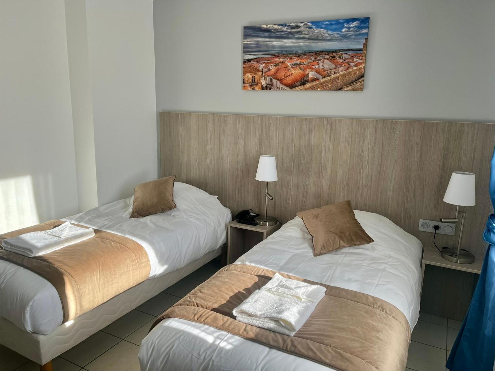 Hotel Les Arcades Сен Мари де ла Мер Екстериор снимка