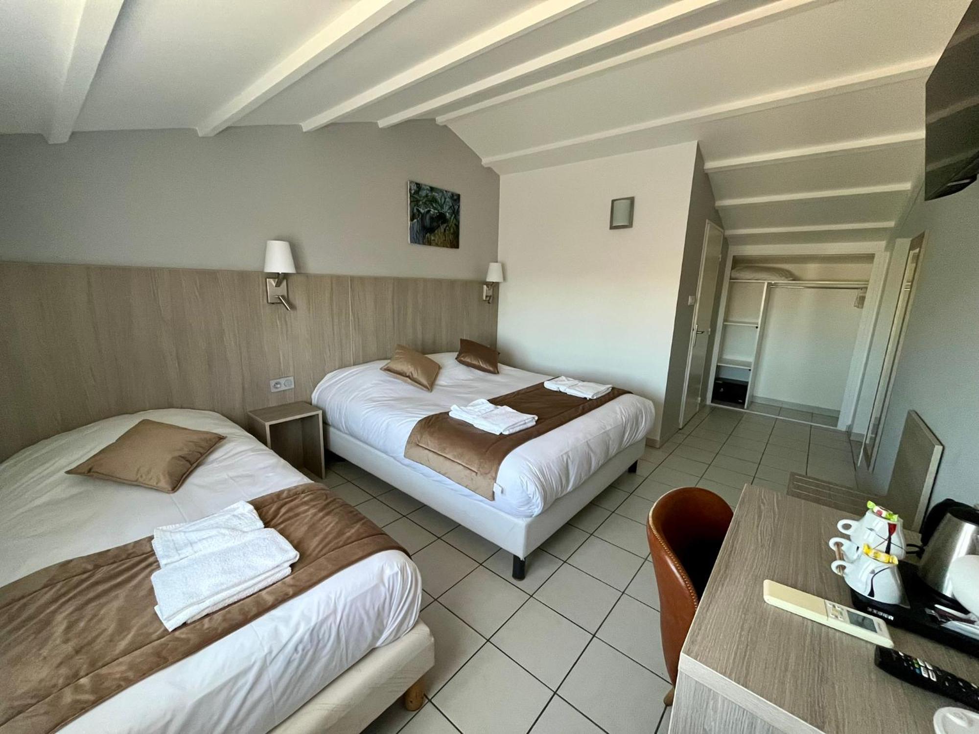 Hotel Les Arcades Сен Мари де ла Мер Екстериор снимка