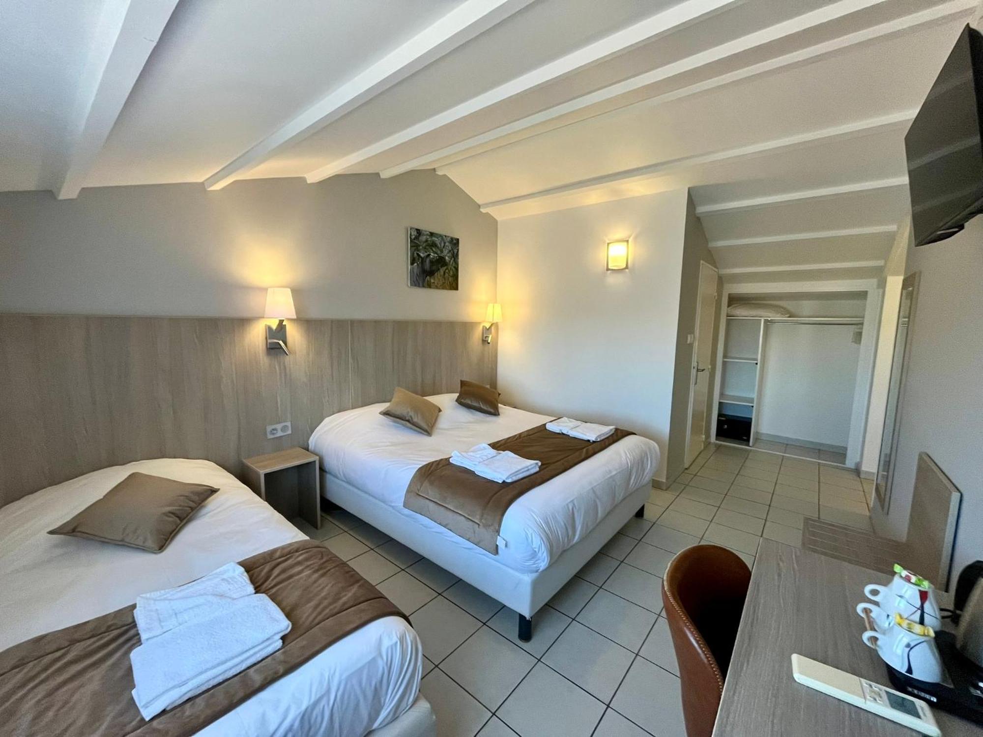 Hotel Les Arcades Сен Мари де ла Мер Екстериор снимка