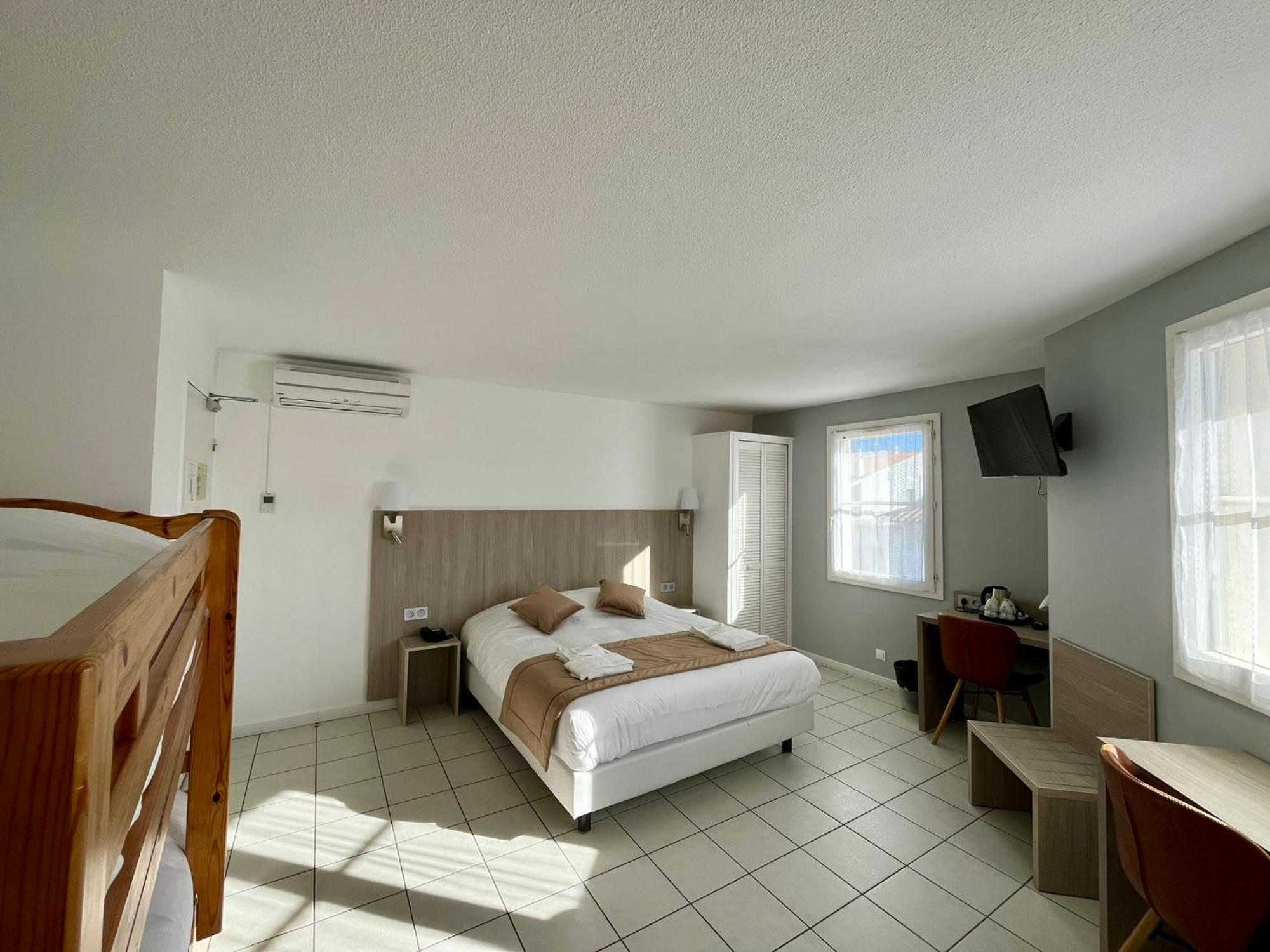 Hotel Les Arcades Сен Мари де ла Мер Екстериор снимка
