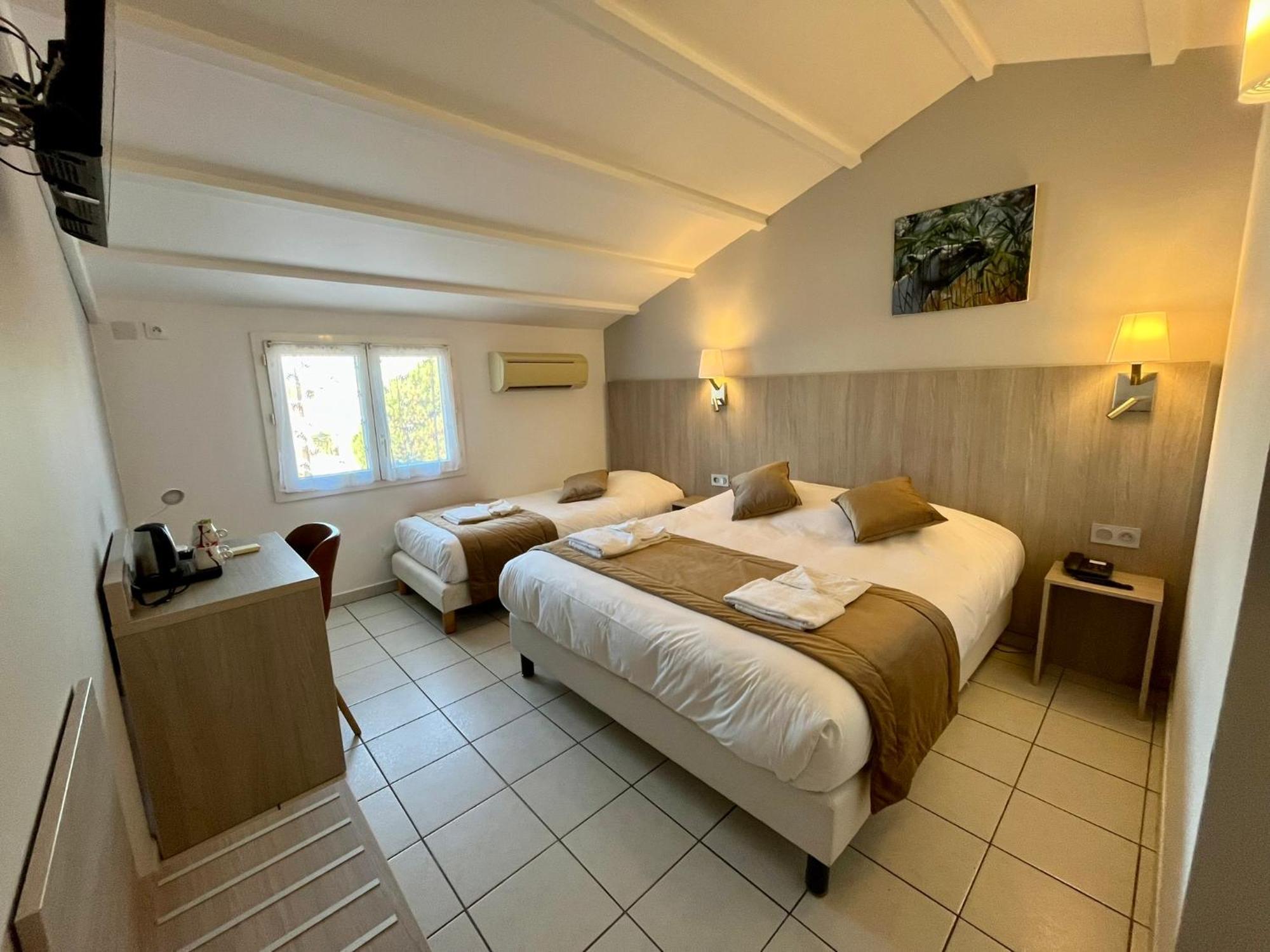 Hotel Les Arcades Сен Мари де ла Мер Екстериор снимка