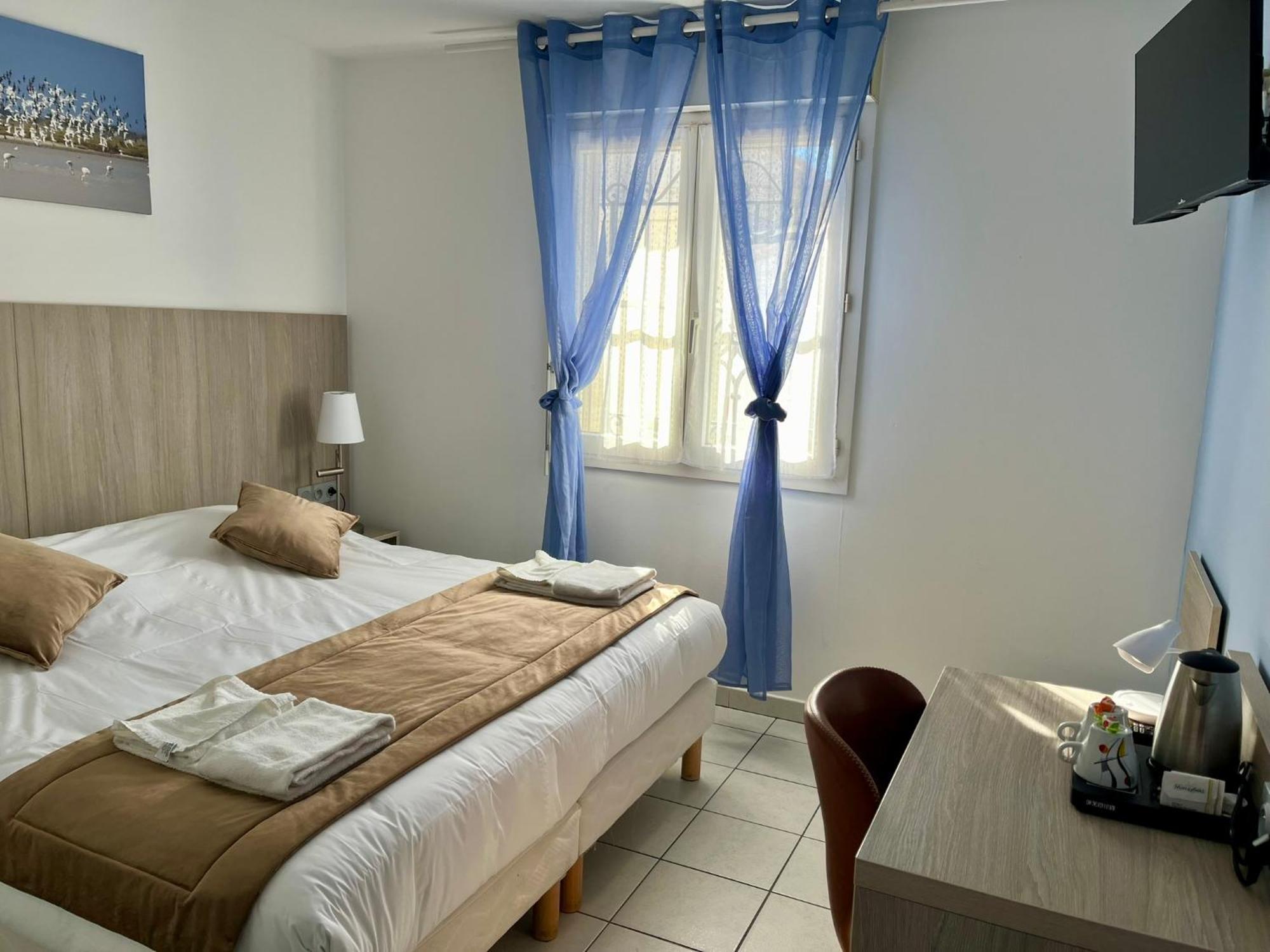 Hotel Les Arcades Сен Мари де ла Мер Екстериор снимка