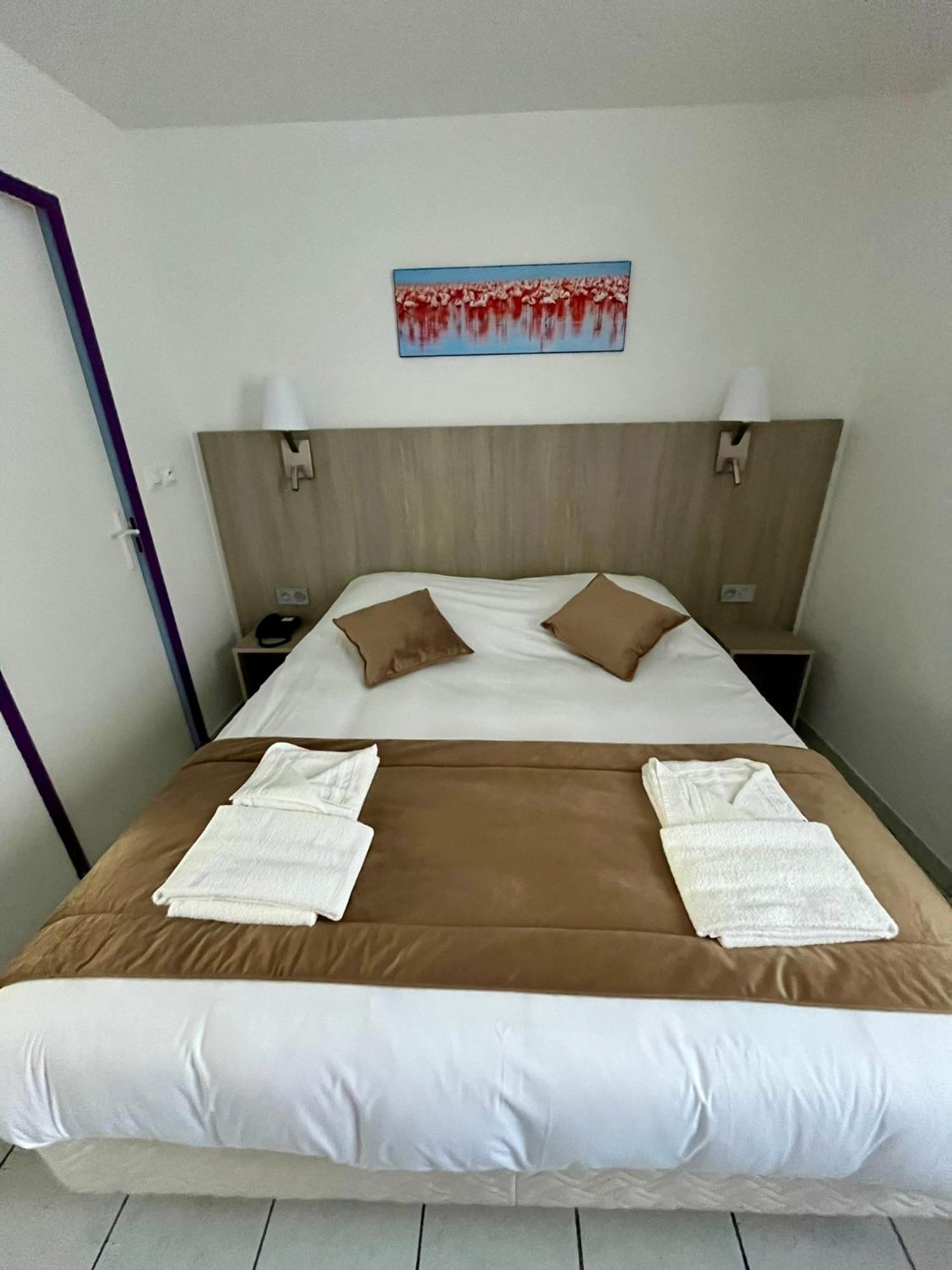 Hotel Les Arcades Сен Мари де ла Мер Екстериор снимка