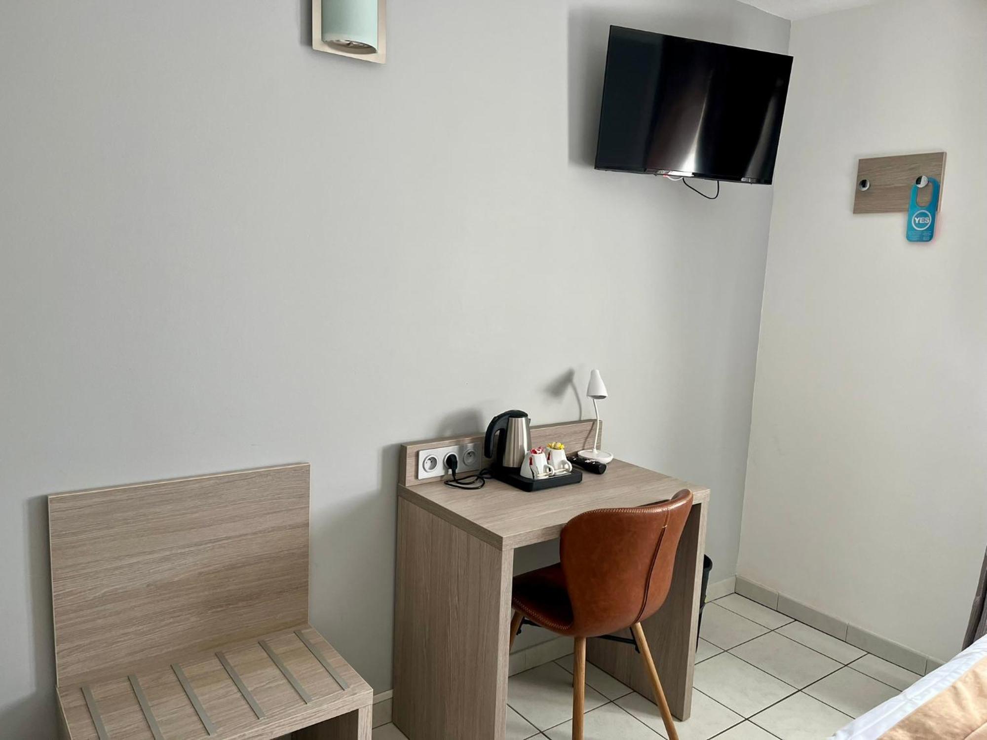 Hotel Les Arcades Сен Мари де ла Мер Екстериор снимка