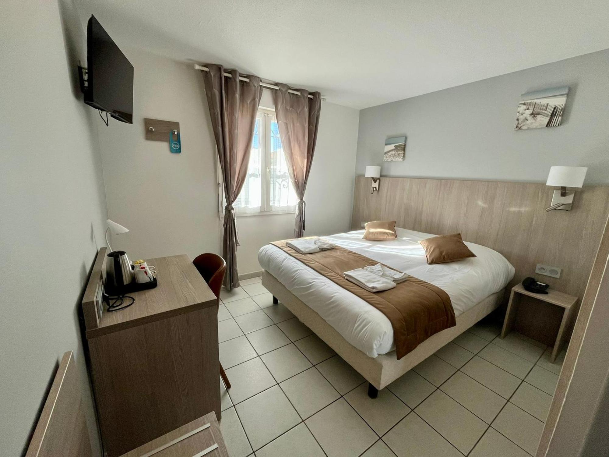 Hotel Les Arcades Сен Мари де ла Мер Екстериор снимка