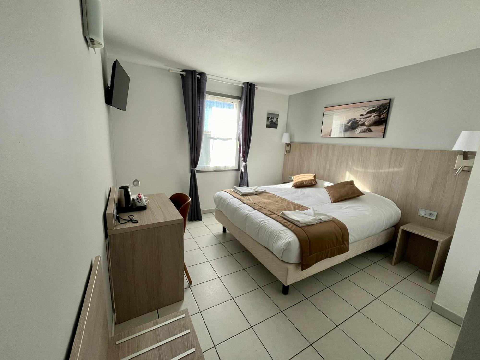Hotel Les Arcades Сен Мари де ла Мер Екстериор снимка