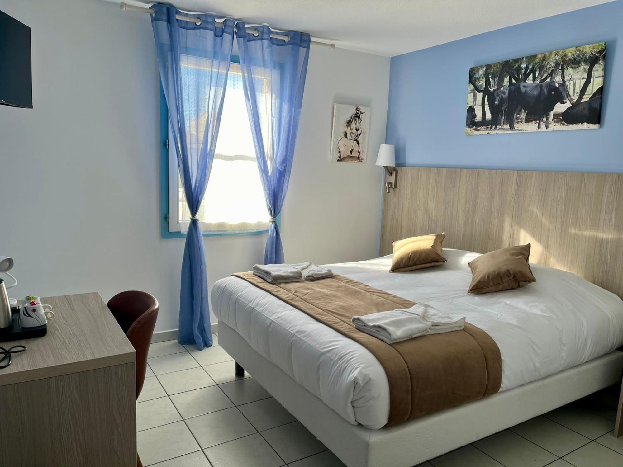 Hotel Les Arcades Сен Мари де ла Мер Екстериор снимка