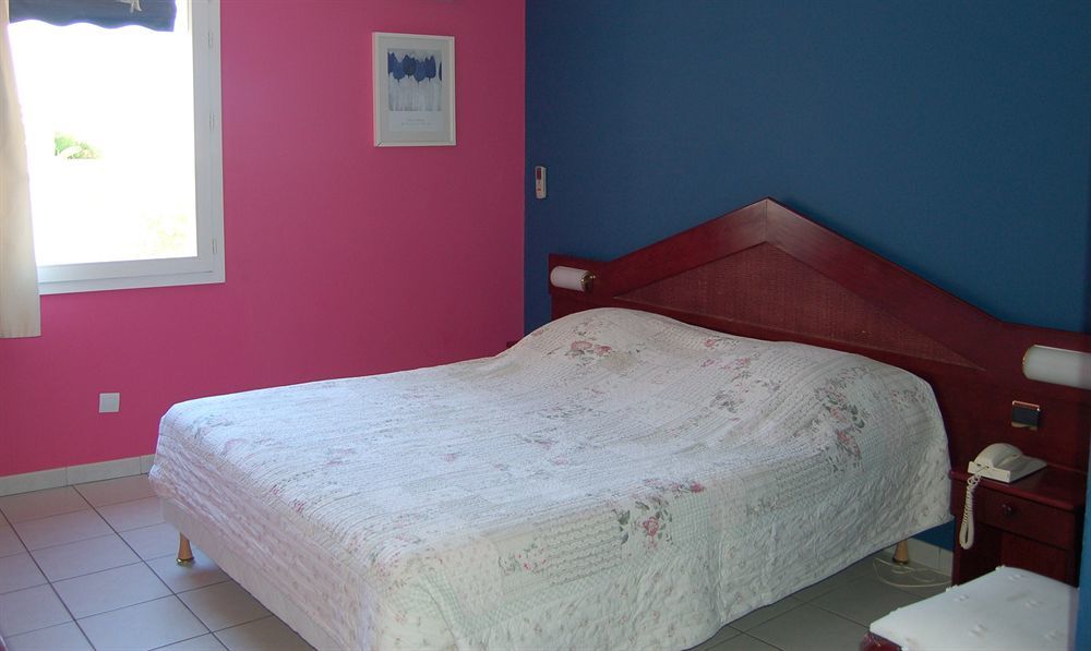 Hotel Les Arcades Сен Мари де ла Мер Екстериор снимка