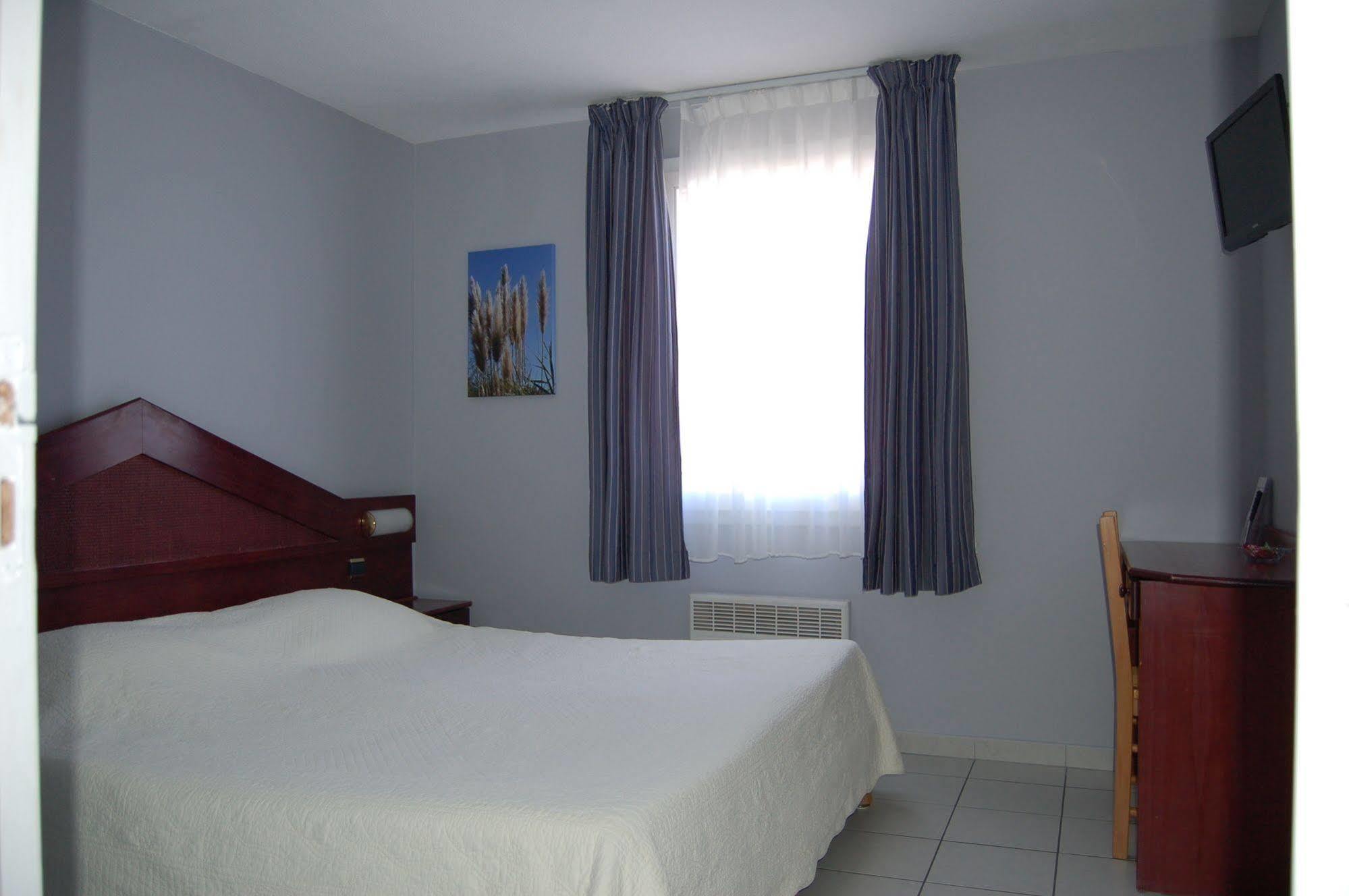 Hotel Les Arcades Сен Мари де ла Мер Екстериор снимка