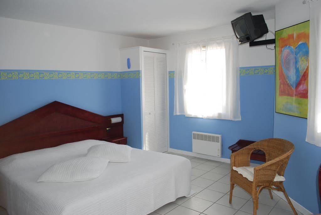 Hotel Les Arcades Сен Мари де ла Мер Екстериор снимка